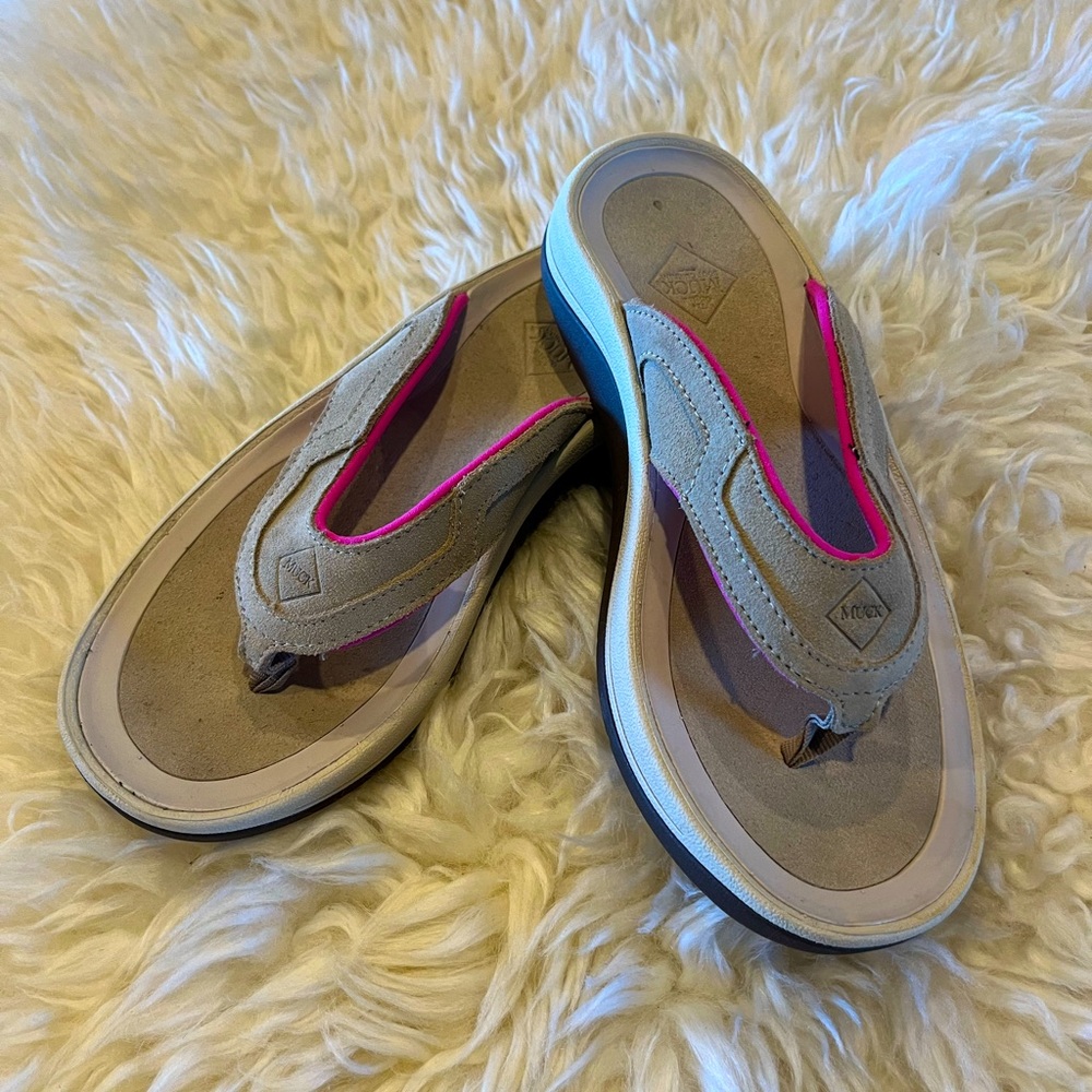 Muck Boot Wanderer flip flops